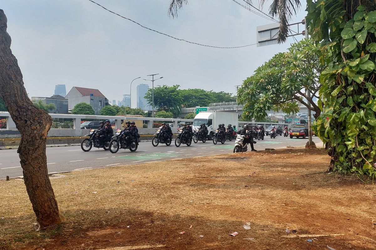 Antisipasi Demo Lanjutan, Pasukan Brimob Sisir Area Sekitar Gedung DPR