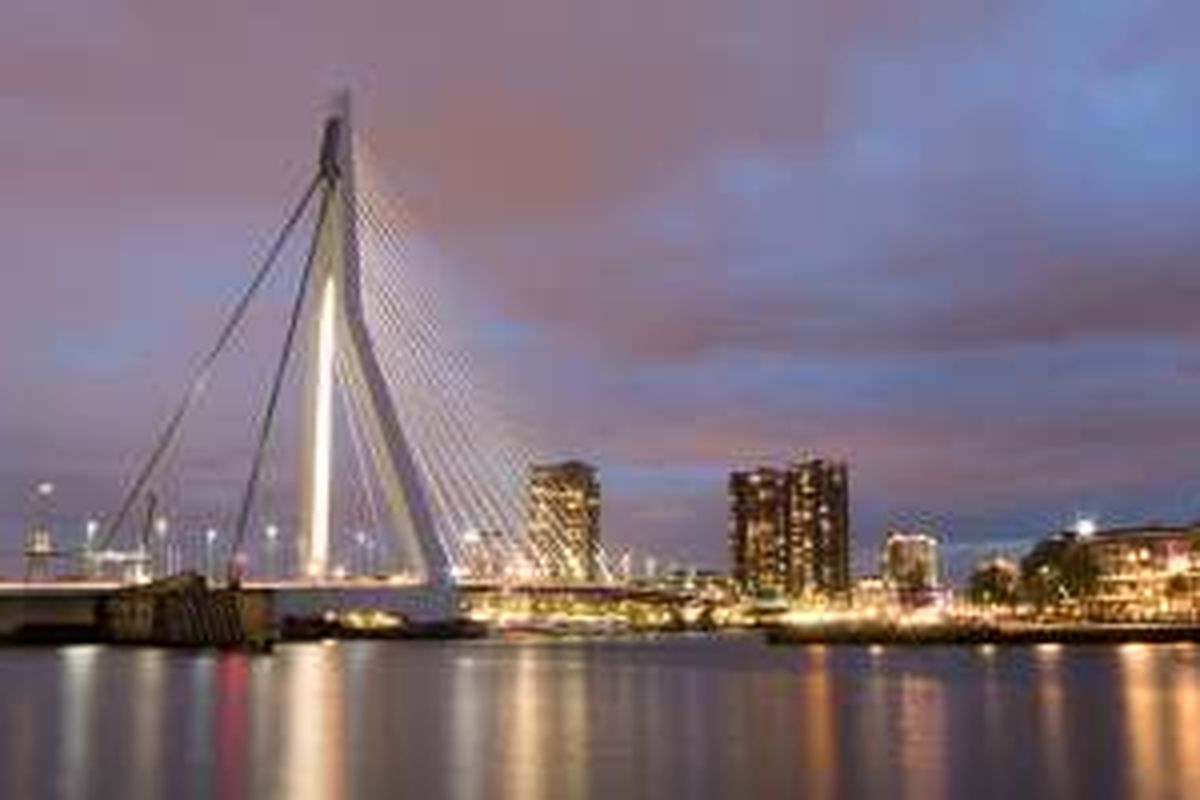 Kemegahan Jembatan Erasmus di Rotterdam, Belanda. Jembatan sepanjang 802 meter ini merupakan salah satu bangunan ikonik di Rotterdam.