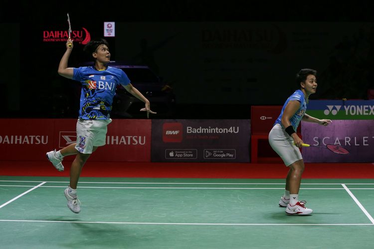 Ganda putri Indonesia, Apriyani Rahayu/Siti Fadia Silva Ramadhanti bertanding melawan ganda putri Malaysia, Pearly Tan/Thinaah Muralitharan pada babak semifinal Indonesia Masters 2022 di Istora Senayan, Jakarta, Sabtu (11/6/2022). Apriyani/Fadia melaju ke final setelah menang dengan skor 21-23, 21-14, dan 21-14.