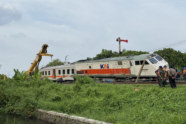 Foto : Evakuasi KA Pandalungan Selesai, Jalur Stasiun Tanggulangin ...