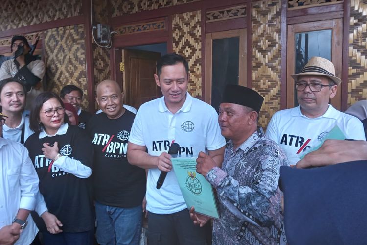 Menteri ATR/Kepala BPN Agus Harimurti Yudhoyono (AHY) menyerahkan sertifikat tanah kepada warga Desa Gasol, Kabupaten Cianjur, Jawa Barat, Minggu (21/4/2024).