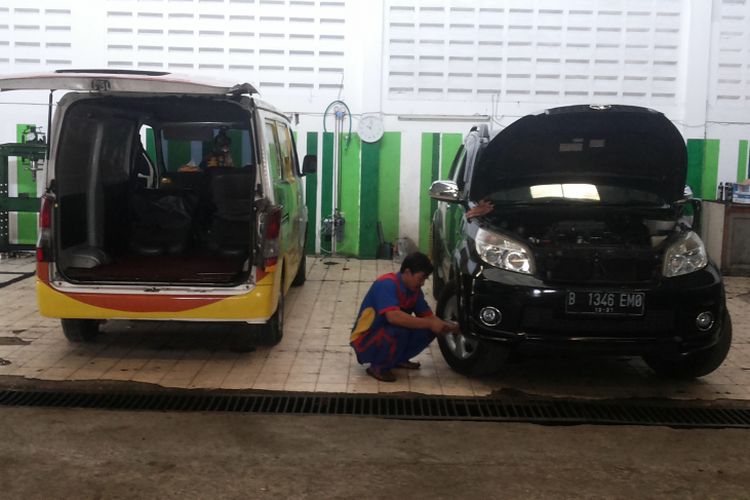 (Ilustrasi mekanik bengkel non-APM) Suasana di bengkel Sumber Motor di Kalimulya, Depok pada Kamis (21/12/2017). Jelang libur akhir tahun, banyak pemilik mobil yang mengecek kendaraannya ke bengkel untuk persiapan digunakan ke luar kota.