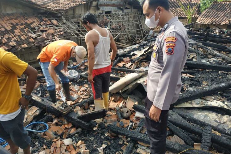 Kebakaran hebat meluluhlantakkan rumah Gudel (70) petani Dusun Kragilan, Desa Rejosari, Kecamatan Kradenan, Kabupaten Grobogan, Jawa Tengah, Minggu (13/3/2022). 