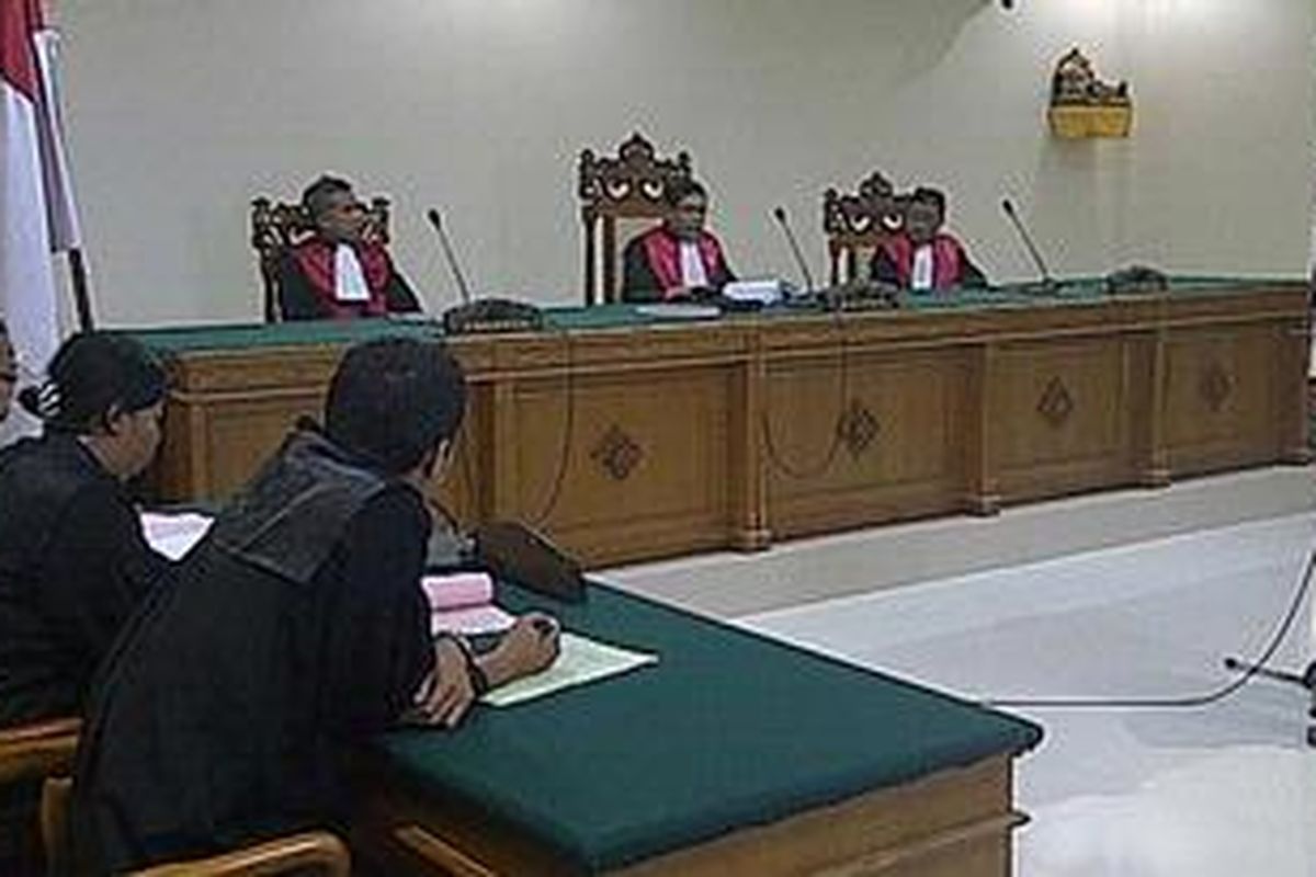 Ketua Kelompok Tani Ternak (KTT) Bina Ternak Desa Timpag, Tabanan, I Made Budiarta berdiri saat mendengarkan putusan Majelis Hakim dalam sidang kasus korupsi dana flu burung di Pengadilan Tipikor Denpasar, Kamis (06/07/2012).