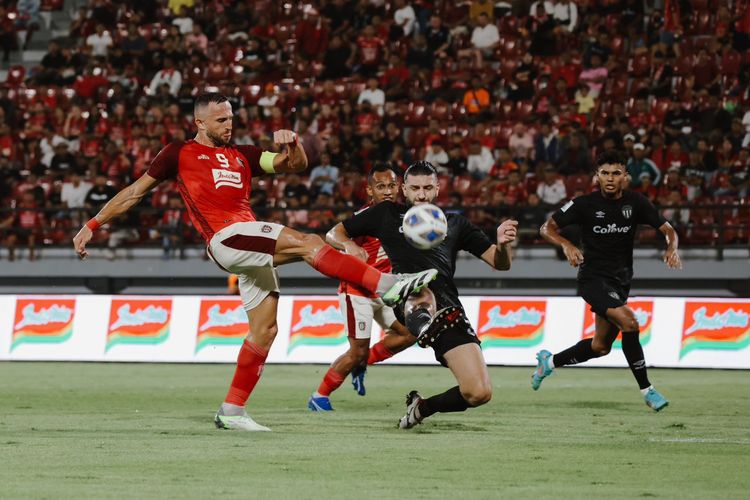 Striker Bali United, Ilija Spasojevic, coba melepaskan tembakan ke arah pertahanan FC Terengganu pada matchday dua Grup C AFC Cup 2023-2024. Laga Bali United vs Terengganu tersebut digelar di Stadion Kapten I Wayan Dipta, Gianyar, pada Rabu (4/10/2023) malam WIB.