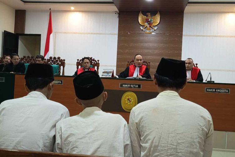 Para terdakwa kasus pemerkosaan dan pembunuhan gadis SMA di Pengadilan Negeri (PN) Jombang, Jawa Timur, Rabu (8/10/2025).
