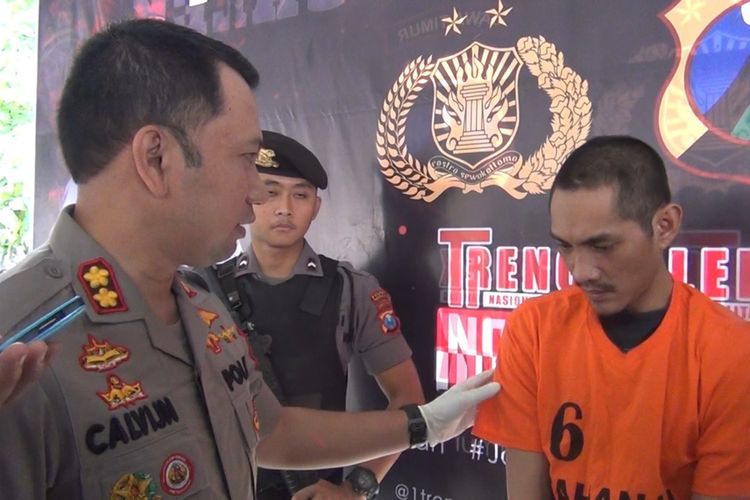 Kapolres Trenggalek tengah berbincang dengan satu orang pengedar pil koplo jenis dobel L, yang tertangkap di wilayah kecamatan Munjungan Jawa Timur (04/11/2019).