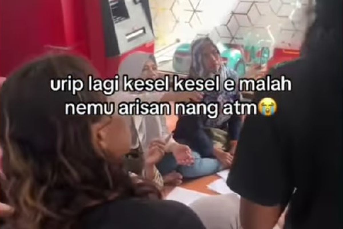 Emak-emak Arisan di ATM