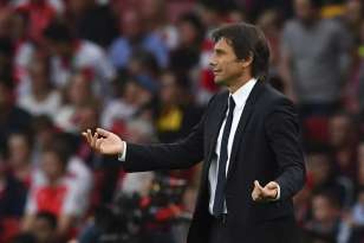 Manajer Chelsea, Antonio Conte, menyaksikan anak asuhnya bertanding melawan Arsenal, pada ajang Premier League di Stadion Emirates, Sabtu (24/9/2016).