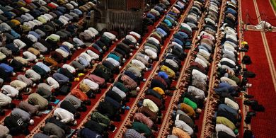 Bolehkah Imam Shalat Sambil Duduk? Ini Hukum dan Posisi Makmumnya