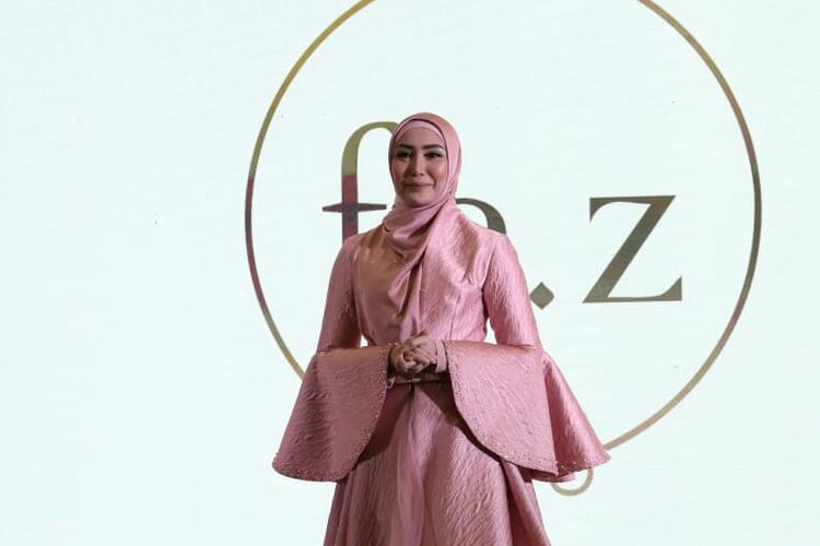 Fenita Arie saat peluncuran fashion muslimah miliknya di kawasan Blok M, Jakarta Selatan, Selasa (24/9/2019).