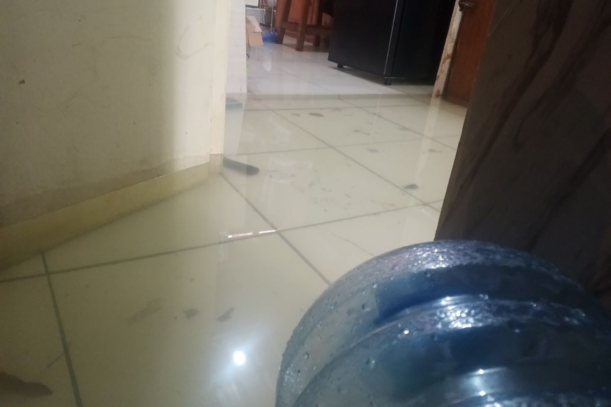 Banjir masuk rumah reporter Kompas.com, Manda Firmansyah di salah satu perumahan di Kelurahan Bahagia, Kecamatan Babelan, Kabupaten Bekasi, pada Senin (19/1/2026).