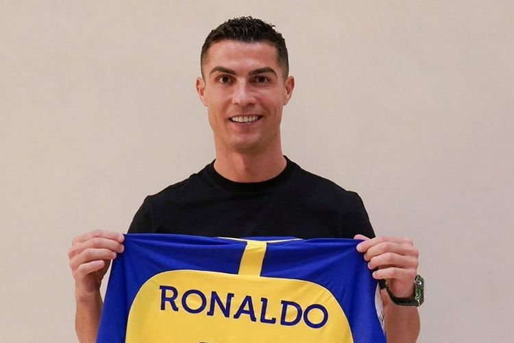 Gambar yang dirilis oleh klub sepak bola Al Nassr Arab Saudi di akun Twitter mereka menunjukkan penyerang Portugal Cristiano Ronaldo berpose dengan jersey nomor tujuh klub di Madrid pada 30 Desember 2022 setelah menandatangani kontrak dengan klub Arab Saudi. Artikel ini berisi nilai dan durasi kontrak Ronaldo di Al Nassr. (Photo by Al Nassr Football Club / AFP).