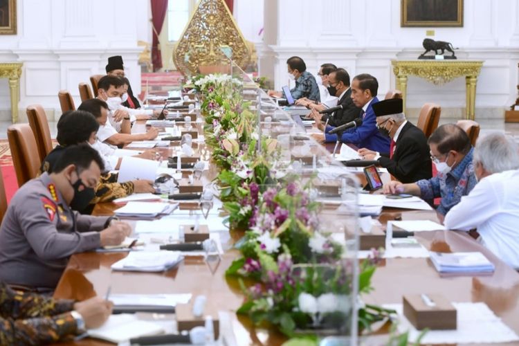 Presiden Joko Widodo saat memimpin rapat terbatas yang membahas IKN di Istana Merdeka, Kamis (10/3/2022).