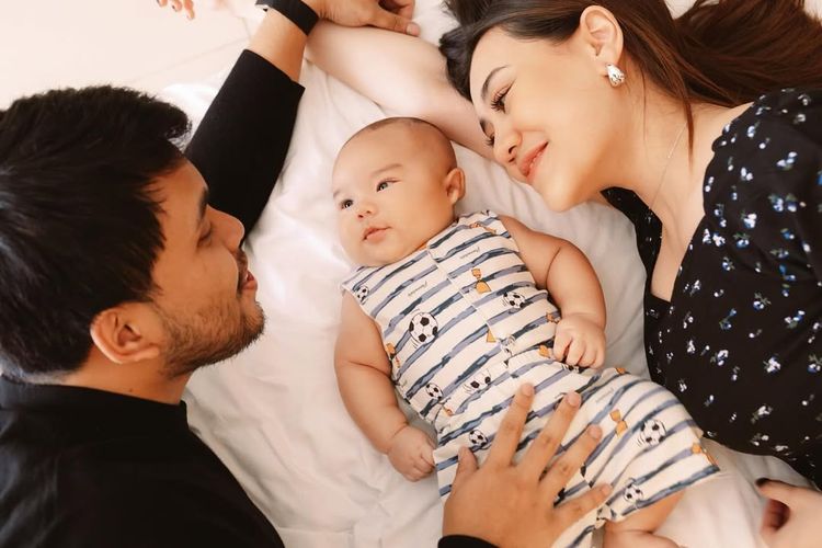 Baby Arash, putra Aaliyah Massaid dan Thariq Halilintar, kini berusia 3 bulan. Inilah potret kebersamaan mereka yang hangat dan menuai banyak pujian.