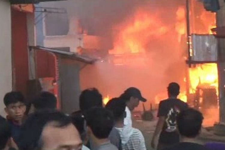 18 rumah warga di Mamuju, Sulawesi Barat ludes dilalap api, Minggu (26/82018).