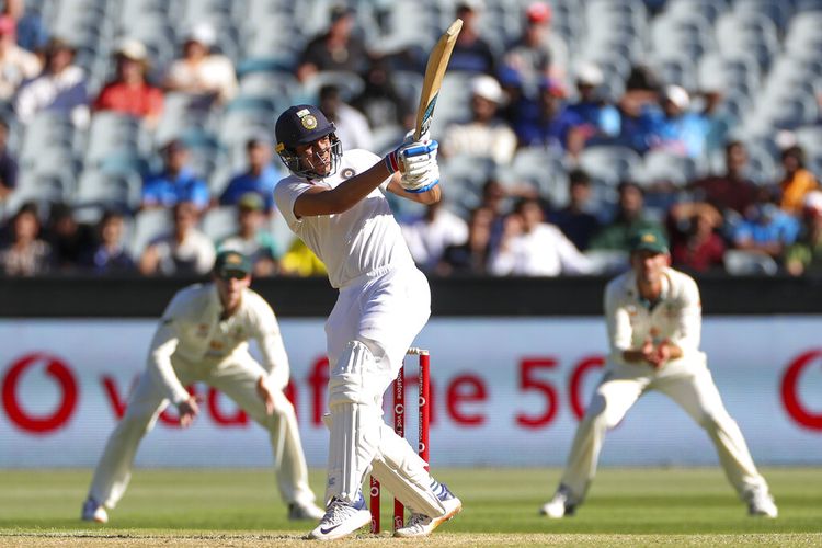 Pemukul bola India Shubman Gill memukul bola selama empat putaran selama pertandingan pada hari pertama tes kriket Boxing Day antara India dan Australia di Melbourne Cricket Ground, Melbourne, Australia, Sabtu, 26 Desember 2020.