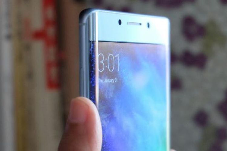 Xiaomi Mi Note 2 memiliki layar yang melengkung di kedua sisinya