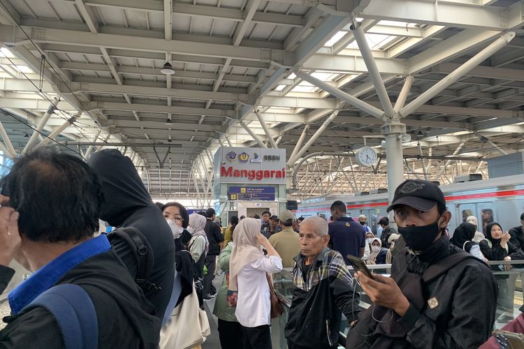 Penumpang Menumpuk di Stasiun Manggarai, Perjalanan KRL Bogor Bergantian Imbas Pohon Tumbang