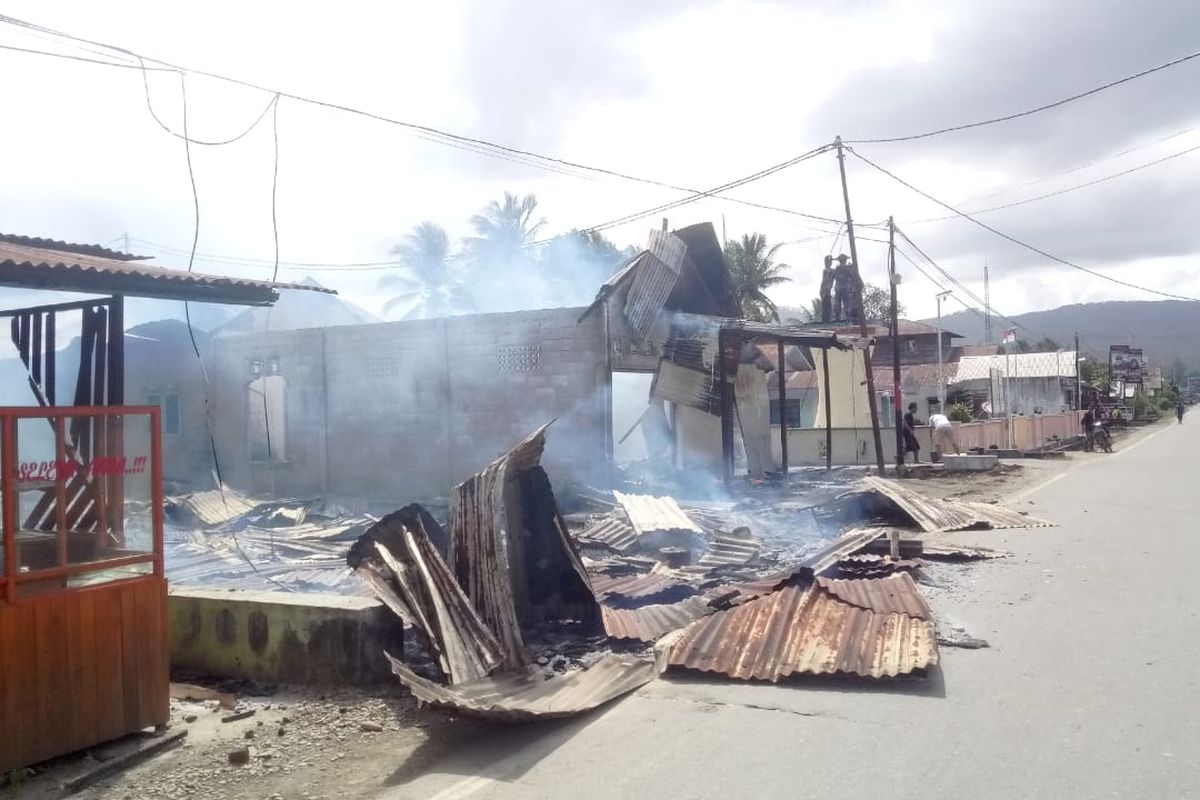 Rumah di Ambon ambruk setelah terbakar sesaat setelah gempa 6,8 magnitudo mengguncang daerah itu, Kamis (26/9/2019).