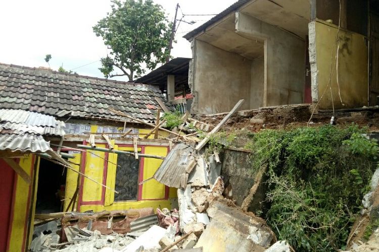 Dindin rumah kontrakan yang berlokasi di Kampung Cirompang, Kademangan, Setu,  Tangerang Selatan, Kamis (27/2/2020) ambruk. Kejadian iti pun menimpa satu rumah kontrakan lain di bawahnya. 