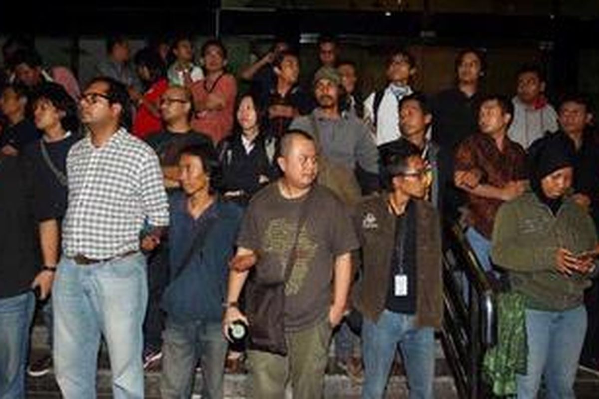 Sejumlah massa melakukan aksi mendukung KPK di gedung KPK, Senayan, Jumat (5/10/2012). Aksi ini adalah reaksi atas tersiarnya kabar bahwa polisi ingin menahan penyidik KPK Komisaris Polisi Novel.