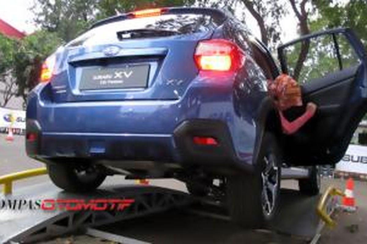 Menengok: Penumpang dalam Subaru AWD Challange memastikan bahwa ban terangkat satu, namun mobil tetap nyaman dan mudah dikendalikan.