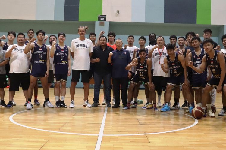 Pemain Timnas Indonesia berpose bersama usai latihan di GBK Arena Jakarta, sebelum bertolak ke Amerika Serikat. Mereka akan menjalani training camp di sana hingga November 2022 demi meningkatkan kualitas dan mencapai target pertahankan medali emas pada SEA Games Kamboja 2023.