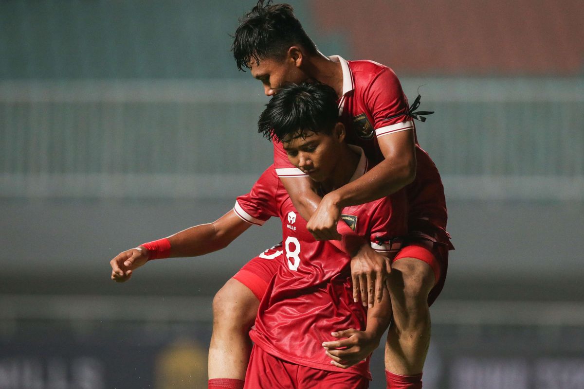 Pemain timnas U17 Indonesia Arkhan Kaka dan Muhammad Nabil Asyura berselebrasi usai membobol gawang timnas U17 Uni Emirat Arab pada laga Kualifikasi Piala Asia U17 2023 di Stadion Pakansari, Kabupaten Bogor, Rabu (5/10/2022). Indonesia menang dengan skor 3-2.