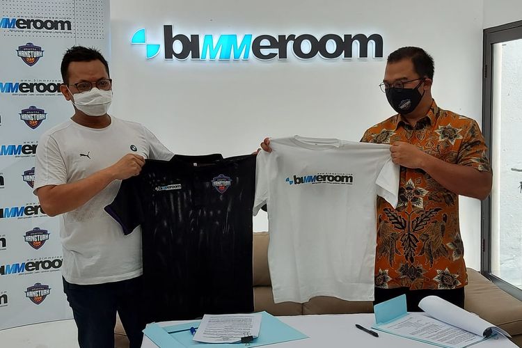 Presiden Amartha Hangtuah Gading Ramadhan Joedo (kanan) dan pemilik Bimmeroom Pungky Wibawa usai penandatanganan kerja sama kontrak, di Jakarta, Rabu (9/9/2020).