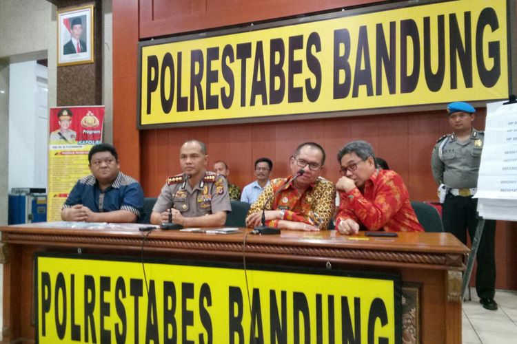 Kapolrestabes Bandung, Kombes Hendro Pandowo bersama Kepala Kantor Wilayah Kementrian Hukum dan HAM Jawa Barat Indro Purwoko ?tengah press conference terkait adanya upaya pemerasan yang dilakukan para narapidana di Lapas Jelekong dengan menggunakan media sosial untuk mencari korbanya yang sebagian besar kaum hawa.