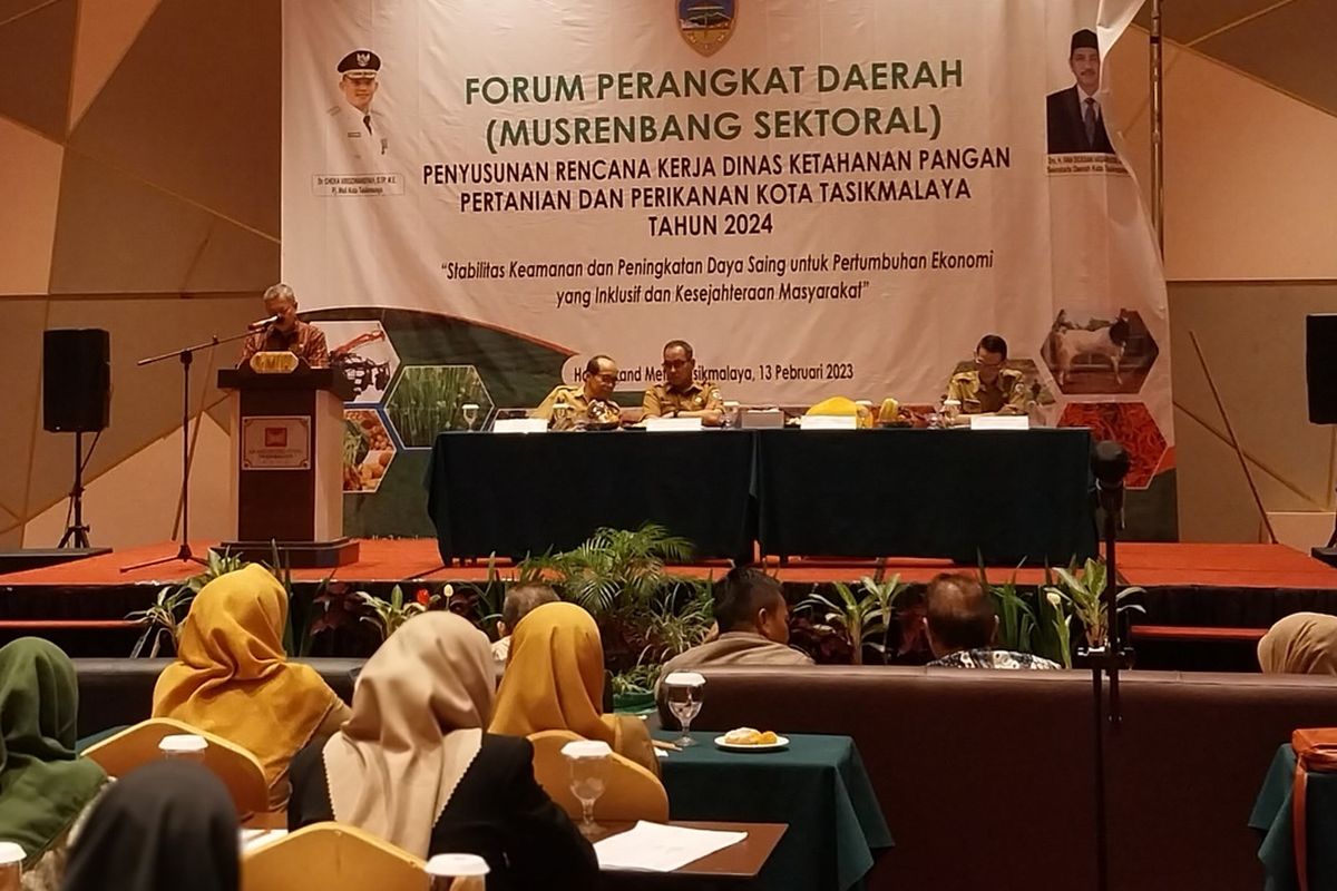 Sekda Kota Tasikmalaya, Jawa Barat, Ivan Dicksan bersama Kepala DKPPP Kota Tasikmalaya Adang Mulyana, memberikan pemaparan terkait ketahanan pangan di wilayah perkotaan yang masih berjalan tanpa terhambat pembangunan di Hotel Grand Metro Kota Tasikmalaya, Senin (13/2/2023).