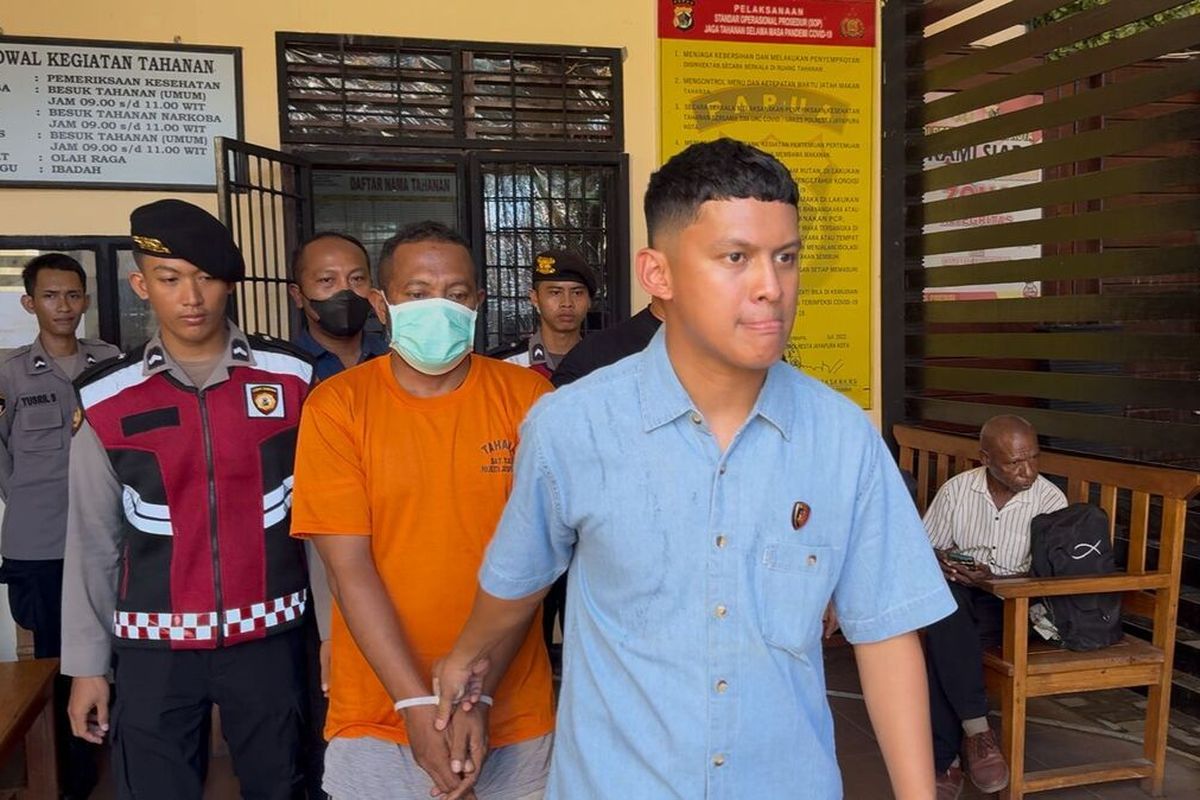 MN (40), ayah tiri korban Tapasya saat dibawa keluar dari Rutan Mapolresta Jayapura Kota, Selasa (20/5/2025). Pelaku terbukti melakukan pembunuhan terhadap Tapasya yang merupakan anak tirinya sendiri.