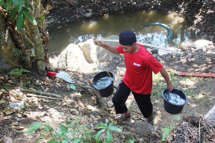 Seorang warga di Desa Cisalak, Kec. Cibeber, Kab. Cianjur, Jawa Barat mengambil air dari kubangan sungai di Kali Cisalak, Minggu (21/072019) menyusul krisis air bersih di wilayah tersebut sejak dua bulan terakhir. 