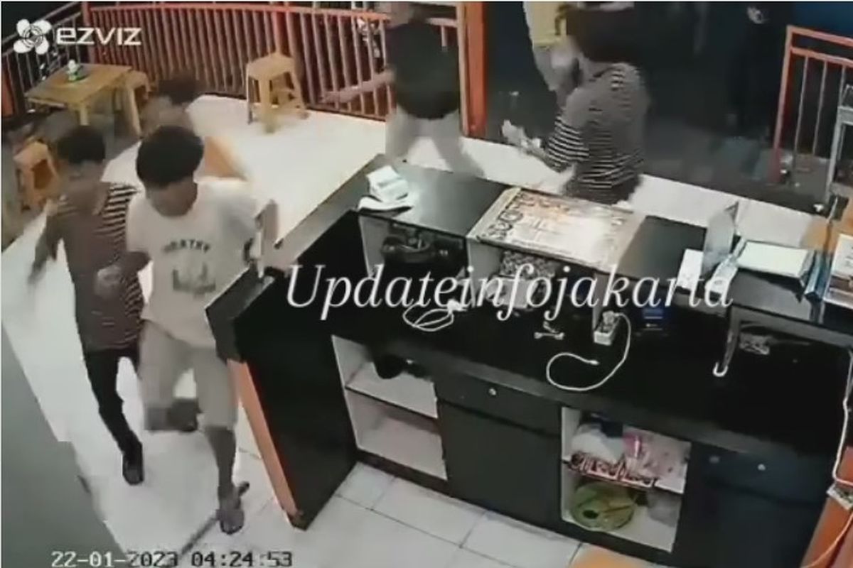 Sebuah video viral memperlihatkan keributan yang melibatkan sekelompok pemuda dengan seseorang yang diduga pengemudi ojek online (ojol) di Tamansari, Jakarta Barat, Minggu (22/1/2023).