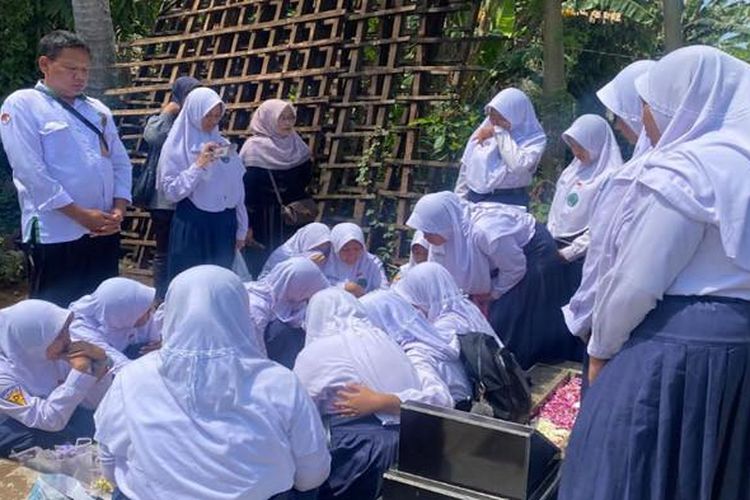 Isak tangis rekan-rekan sekelas terdengar saat menabur bunga sambil berdoa bersama di atas makam Nasya, salah satu korban tewas kecelakaan maut Bromo.