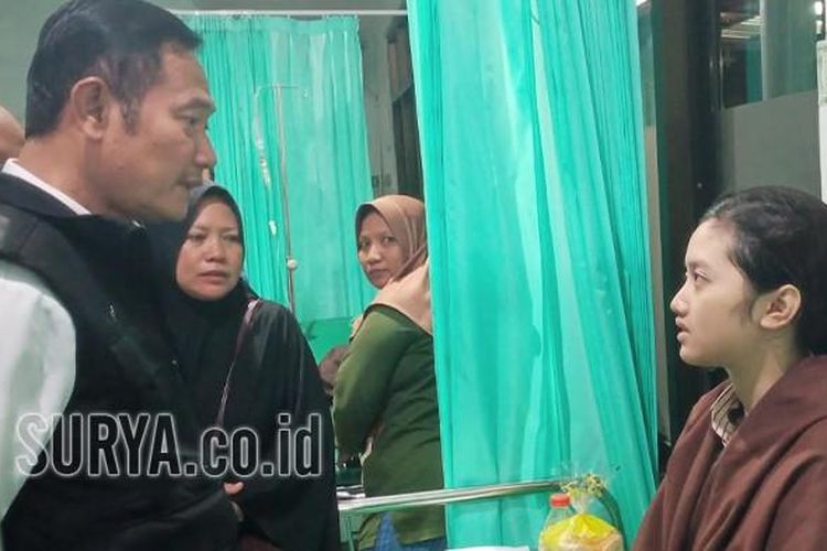 Bupati Lamongan mengunjungi 13 siswa SMA Negeri 2 Lamongan, Jawa Timur mengalami keracunan diduga berasal dari soto yang dimakan bersama-sama di sekolah.