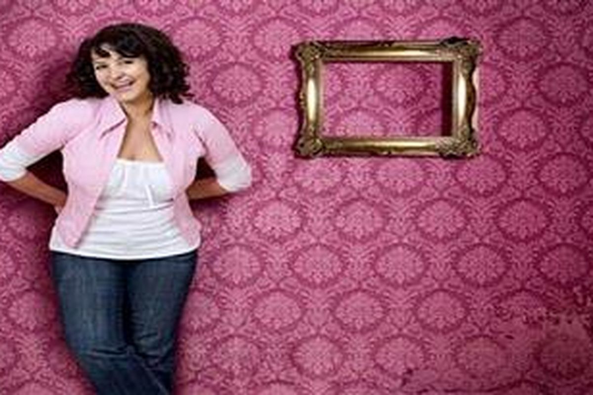 Perlu diketahui, wallpaper yang dilapisi vinyl memiliki lapisan akrilik di atas permukaannya, sehingga cukup tahan terhadap noda minyak, suhu lembab dan lebih toleran dalam proses pembersihan.