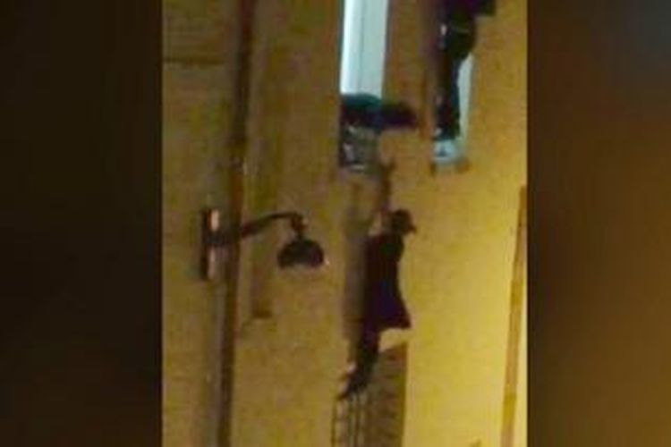 Foto ini dibuat dari sebuah video yang diambil dengan smartphone oleh seorang wartawan Le Monde, Daniel Psenny, yang menunjukkan seorang perempuan hamil mencoba melarikan diri dari ruang konser Bataclan dalam serangan teror di Paris pada Jumat (13/11/2015).
