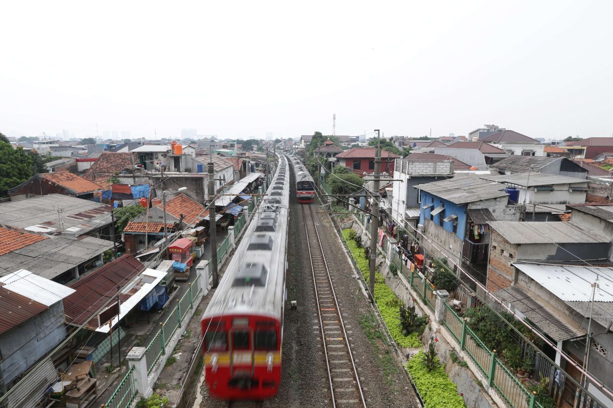 Kereta Rel Listrik melintas di kawasan Tebet, Jakarta Selatan, Kamis (14/10/2021).