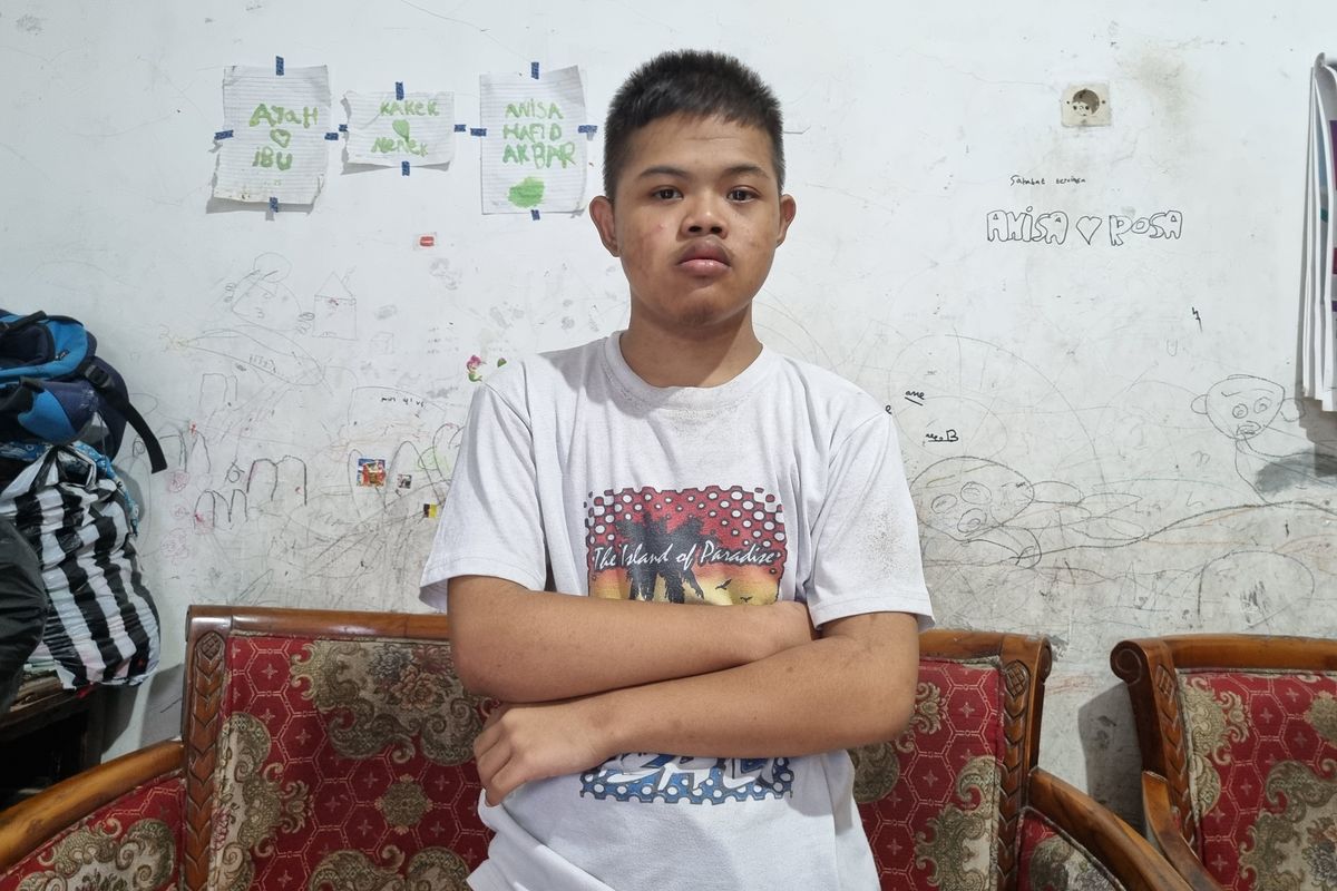 Muhammad Hafidz Akbar (18) penyandang disabilitas intelektual ragam down syndrome berpose saat disambangi di kediamannya di Mojo RT 008/RW 008, Kelurahan Mojo, Kecamatan Pasar Kliwon, Solo, Jumat (22/12/2023).