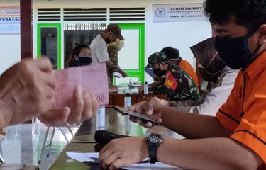 Proses penyaluran Bantuan Sosial Tunai (BST) dari Kementerian Sosial (Kemensos) RI hari kedua di Kulon Progo berlangsung tertib dan sistematis, Minggu (10/05/2020). Tampak warga mengambil BST di Kalurahan Jatisarana di Kapanewon Nanggulan.
