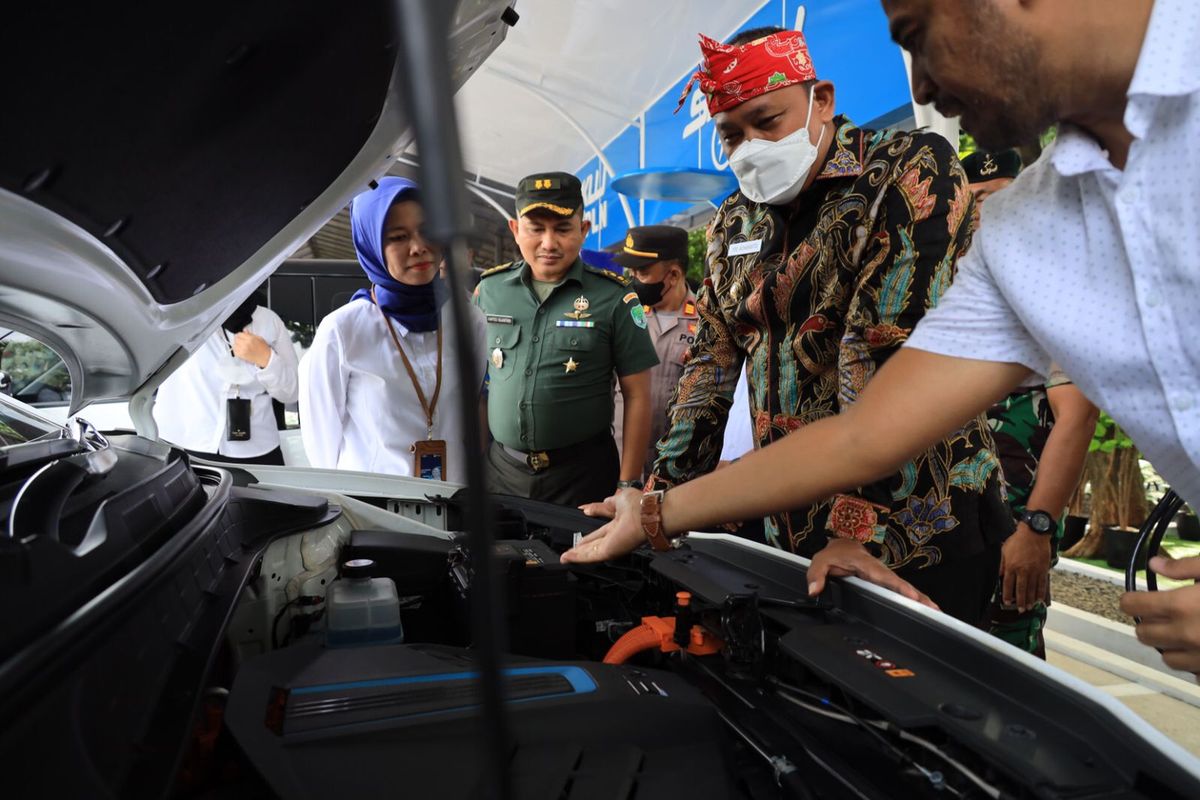 Plt Wali Kota Bekasi Tri Adhianto saat peresmian SPKLU di Jalan Cut Meutia, Bekasi Timur, Kamis (27/10/2022). Peresmian itu dilaksanakan serentak dilakukan di 104 titik yang ada di Jawa Barat.