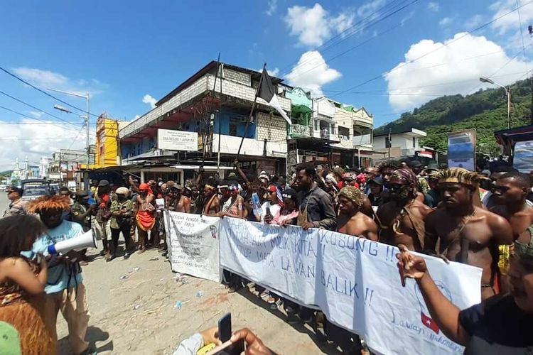 Nampak puluhan pemuda Papua melakukan aksi demonstrasi dalam rangka hari masyarakat adat internasional yang berlangsung di Lingkaran Abepura, Kota Jayapura, Papua, Rabu (9/8/2023).