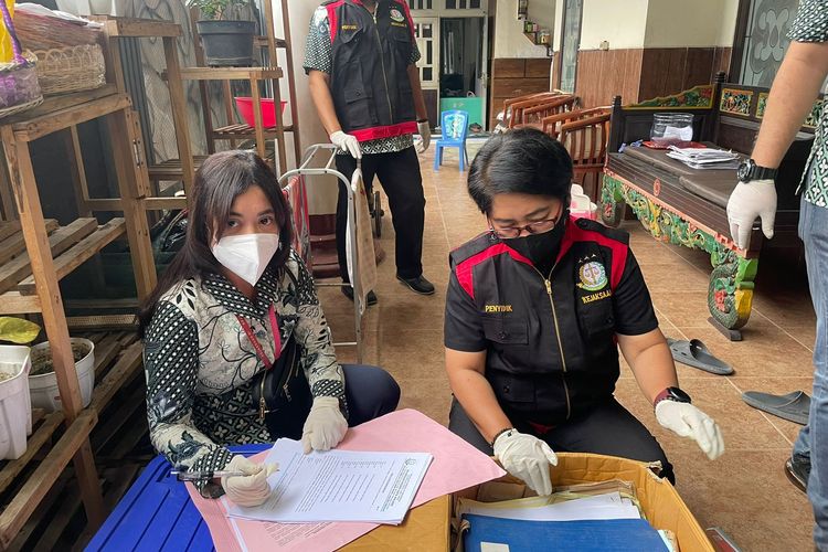 Petugas dari Kejari Kota Malang telah melakukan penggeledahan dan penyitaan aset berkaitan kasus KSU Montana di dua tempat. 