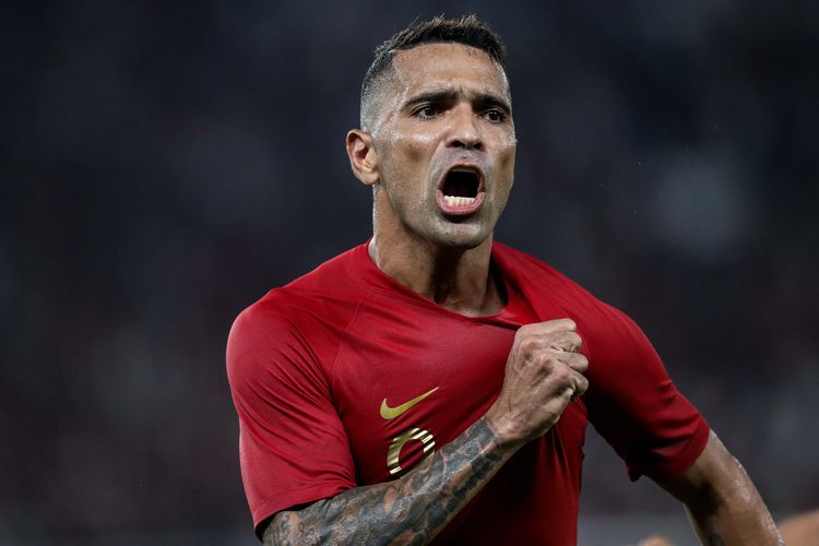 Pesepak bola timnas Indonesia, Alberto Goncalves melakukan selebrasi usai mencetak gol ke gawang timnas Malaysia saat pertandingan Kualifikasi Piala Dunia 2022 Grup G Zona Asia di Stadion Gelora Bung Karno, Senayan, Jakarta, Kamis (5/9/2019). Tim nasional Indonesia menelan kekalahan dari Malaysia dengan skor 2-3.