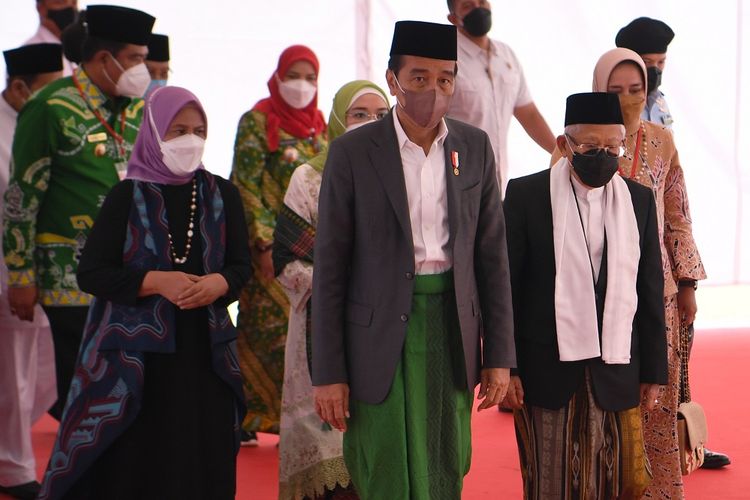 Presiden Joko Widodo (kedua kanan) dan Ibu Iriana Joko Widodo (kiri) berjalan bersama Wakil Presiden Ma'ruf Amin (kanan) dan Ibu Ma'ruf Wury Amin (kedua kiri)  saat menghadiri pembukaan Muktamar Nahdlatul Ulama ke-34 di Pondok Pesantren Darus Sa'adah, Lampung, Rabu (22/12/2021). Muktamar NU ke-34 mengusung tema Satu Abad NU: Kemandirian dalam Berkhidmat untuk Peradaban Dunia. ANTARA FOTO/Hafidz Mubarak A/aww.