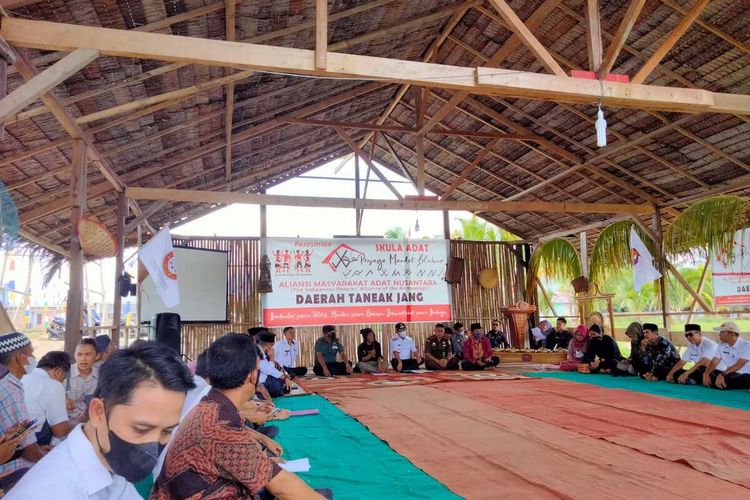 Aliansi Masyarakat Adat Nusantara (AMAN) Daerah Taneak Jang, Kabupaten Lebong, Provinsi Bengkulu meresmikan peluncuran Skula Adat 'Penjaga Mandat leluhur, Rabu, 27 April 2022. Peresmian sekolah yang mengedepankan pendidikan adat sebagai komponen bahan ajarnya ini dihadiri langsung oleh Bupati Lebong Kopli Ansori.