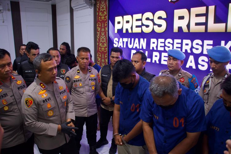 Kapolres Asahan, AKBP Revi Nurvaleni menetapkan tersangka kasus penambangan batu padas ilegal, Rabu (17/9/2025)