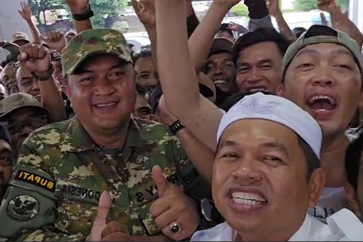 Gubernur Jawa Barat Dedi Mulyadi didampingi Bupati Bogor Rudy Susmanto saat berkumpul bersama para sopir angkot di jalur puncak Bogor, Jabar, Kamis (27/3/2025).